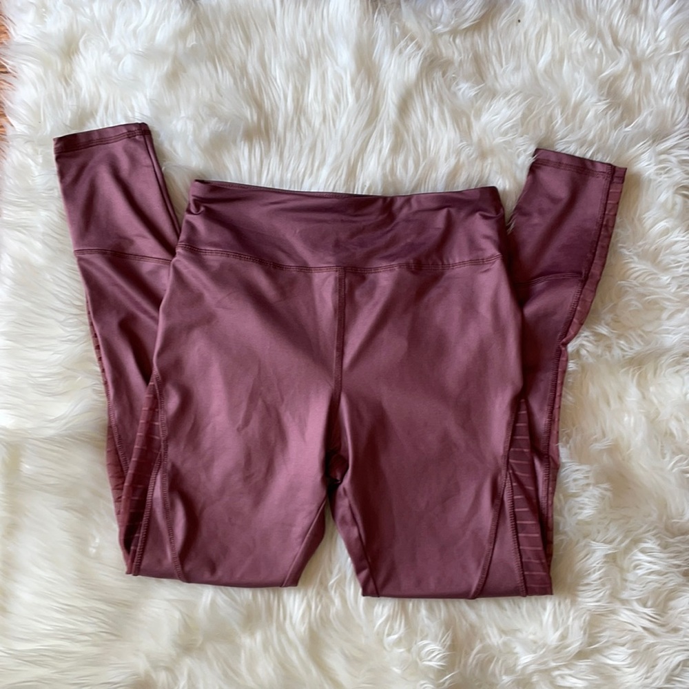 Workout leggings with mesh on the side